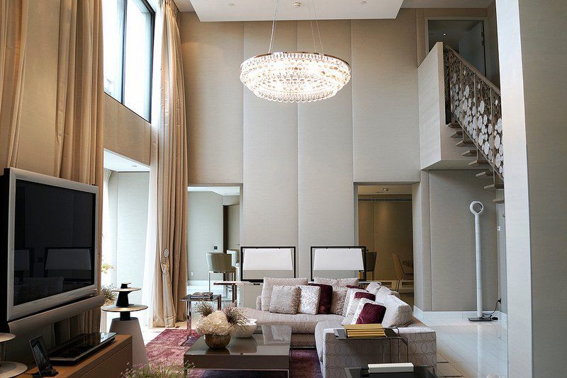 Though for something even more grand, the Royale Mandarin Suite is just shy of 4,000 square feet. This one-bedroom duplex has housed a number of celebrities and designers...<br/>